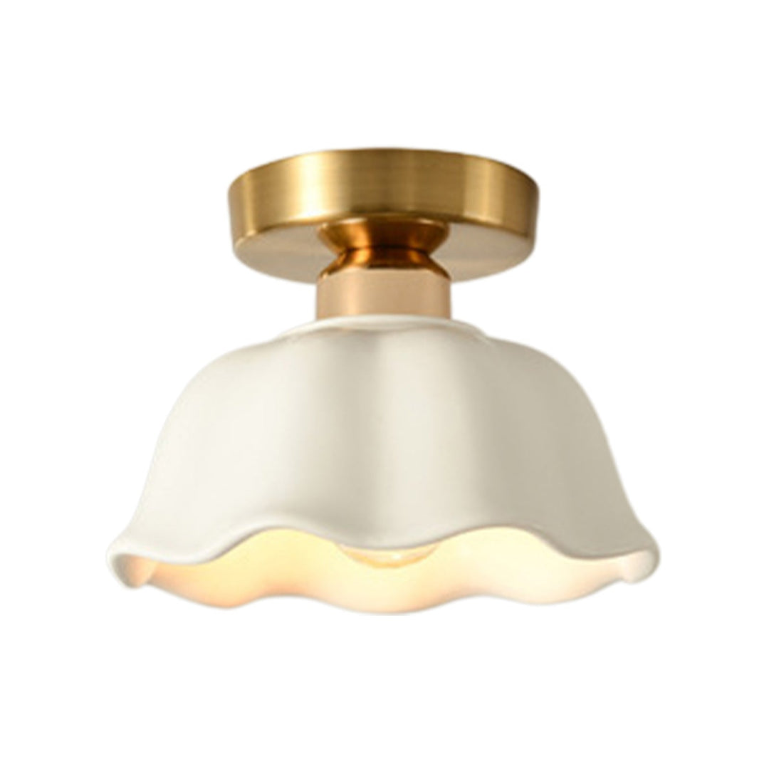 Iluminación interior con luz de techo de cerámica retro floral. Estilo minimalista elegante.
