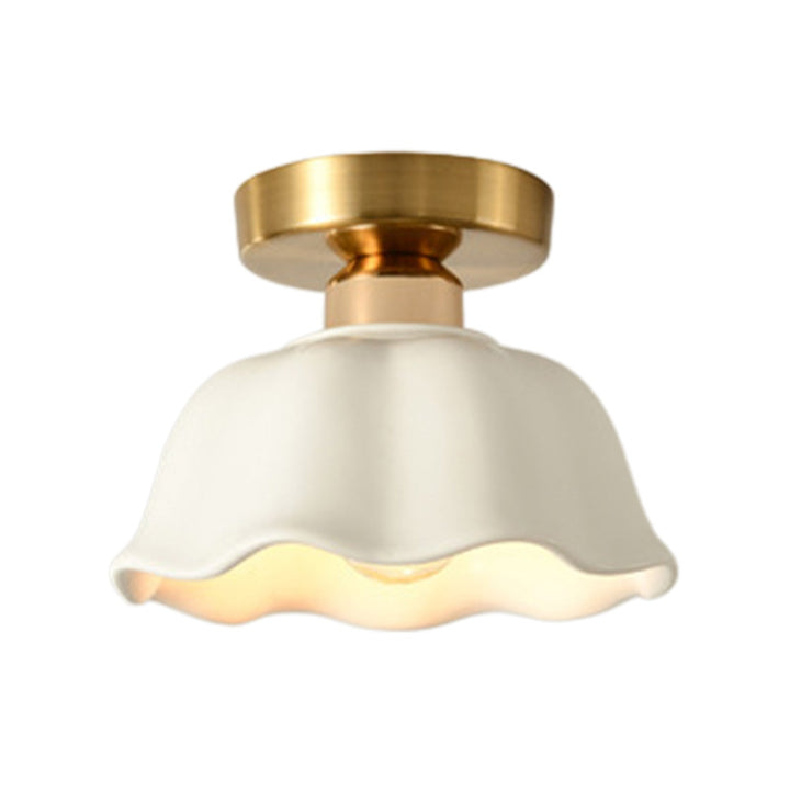 Iluminación interior con luz de techo de cerámica retro floral. Estilo minimalista elegante.