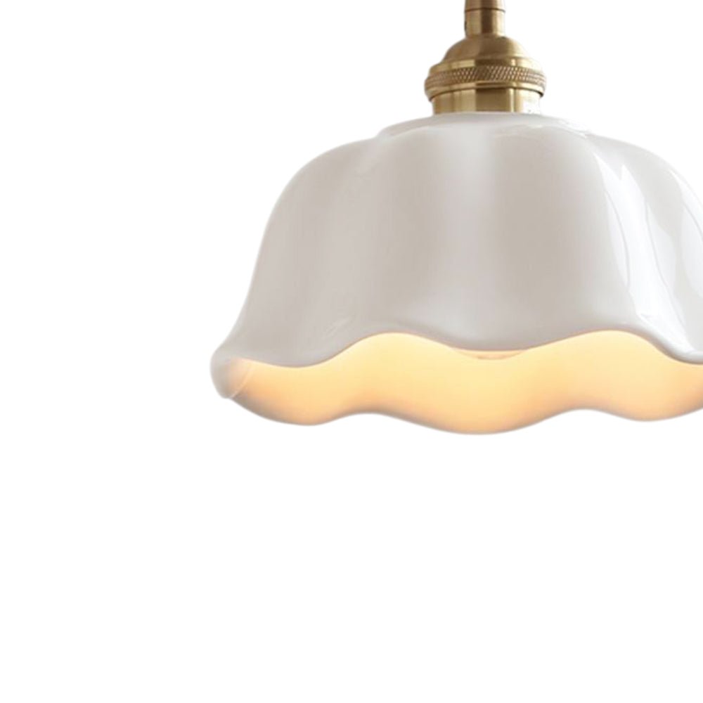 Primer plano de lámpara colgante blanca con flor. Diseño retro-minimalista, iluminación decorativa de hogar y estilo.