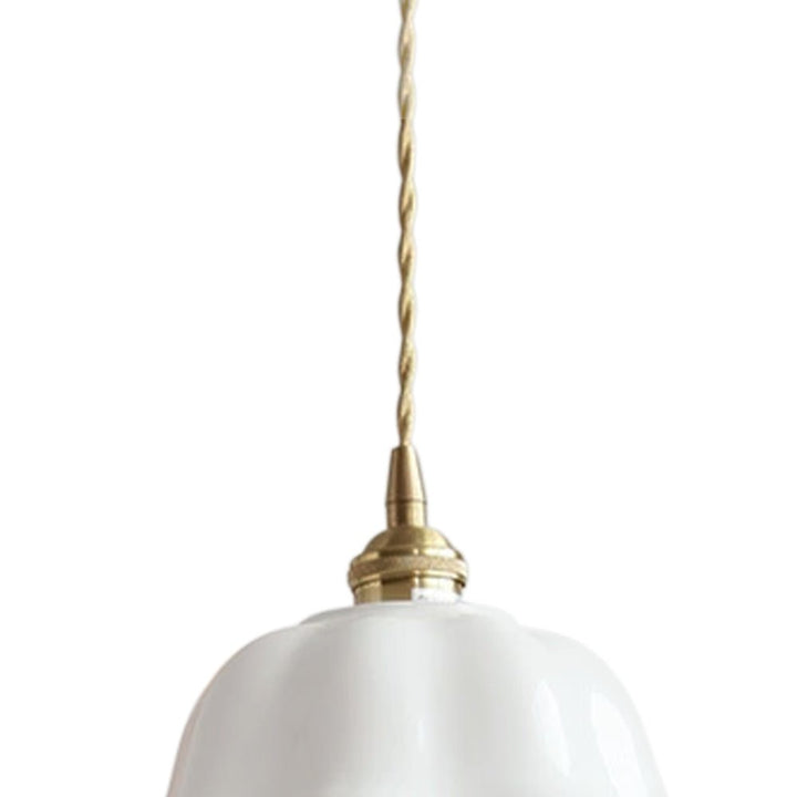 Original lámpara colgante blanca con diseño floral retro. Iluminación minimalista moderna para cualquier estancia.