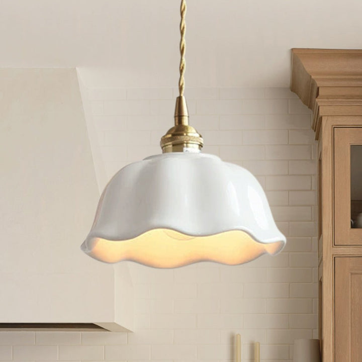 Lámpara colgante blanca minimalista retro con diseño de flor. Iluminación decorativa para el hogar, estilo único.