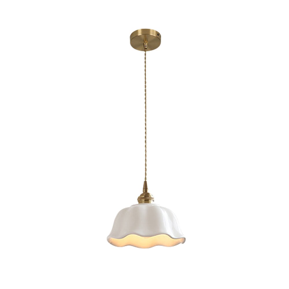 Lámpara colgante blanca con diseño de flor. Iluminación decorativa minimalista y retro para salón o comedor.