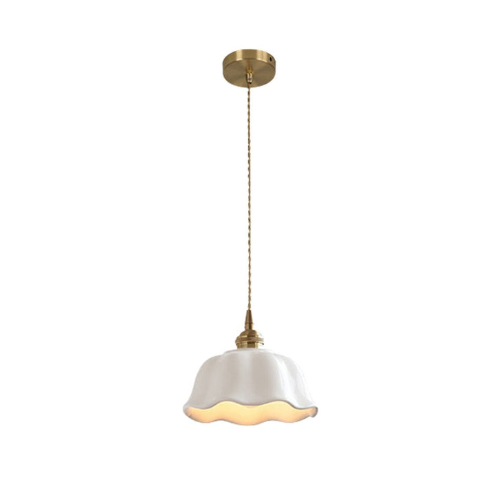 Lámpara colgante blanca con diseño de flor. Iluminación decorativa minimalista y retro para salón o comedor.