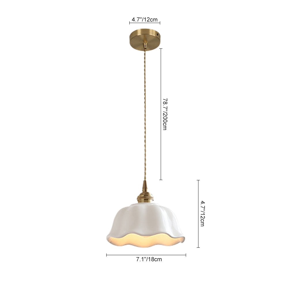 Lámpara colgante blanca en forma de flor para cocina o dormitorio. Estilo retro-minimalista, iluminación decorativa.