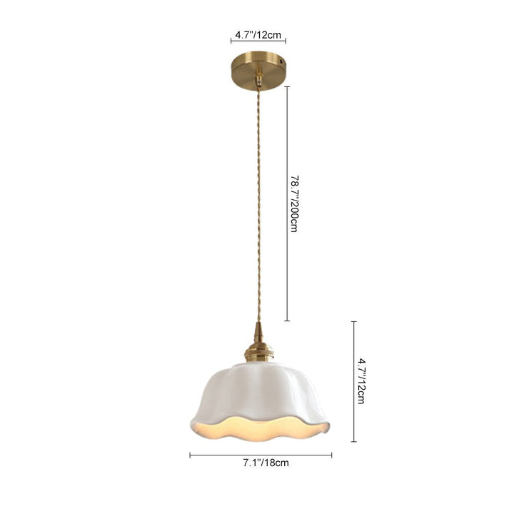 Lámpara colgante blanca en forma de flor para cocina o dormitorio. Estilo retro-minimalista, iluminación decorativa.