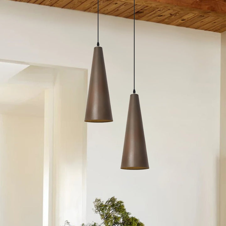 Lámpara de techo colgante de cono, estilo industrial-rústico, con acabado oxidado. Ideal para iluminación del hogar.