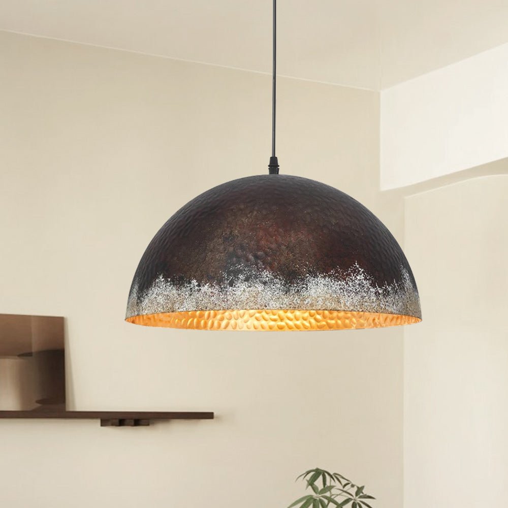 Luz colgante industrial domo martillado oxidado. Lámpara de techo estilo rústico para interior.