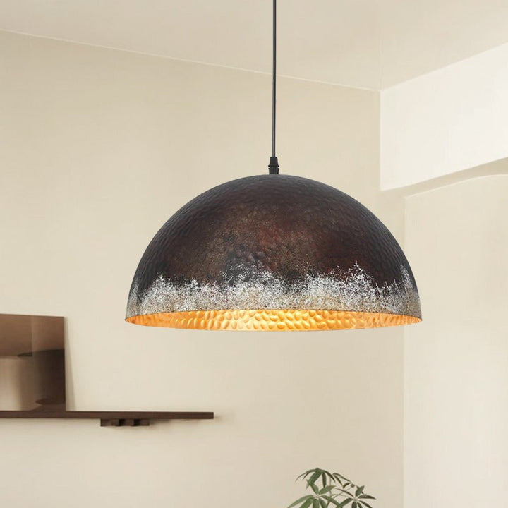Luz colgante industrial domo martillado oxidado. Lámpara de techo estilo rústico para interior.