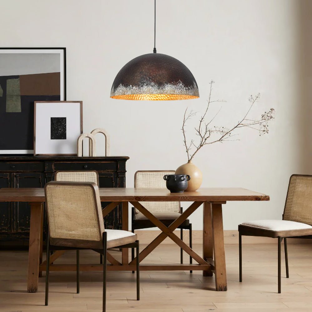 Colgante estilo granja, domo martillado oxidado. Lámpara de campana industrial para interior.