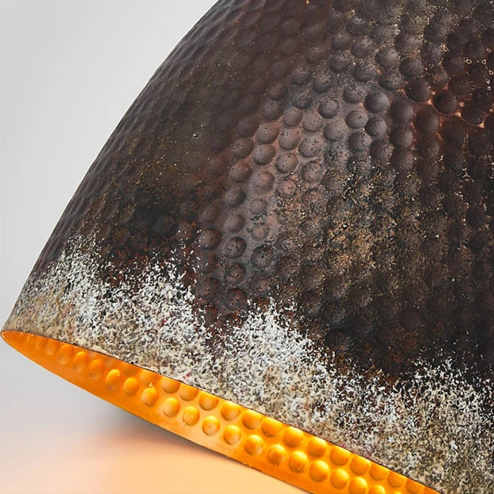 Luz colgante de campana martillada, efecto oxidado. Iluminación interior estilo industrial.
