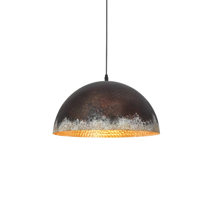Lámpara colgante de domo martillado, acabado oxidado. Iluminación industrial para espacios interiores.