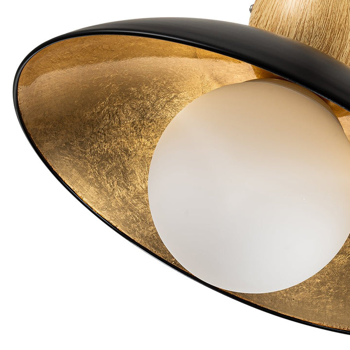 Montaje de techo semi empotrado escandinavo, 1 luz, cúpula de vidrio transparente y estructura hoja de oro.