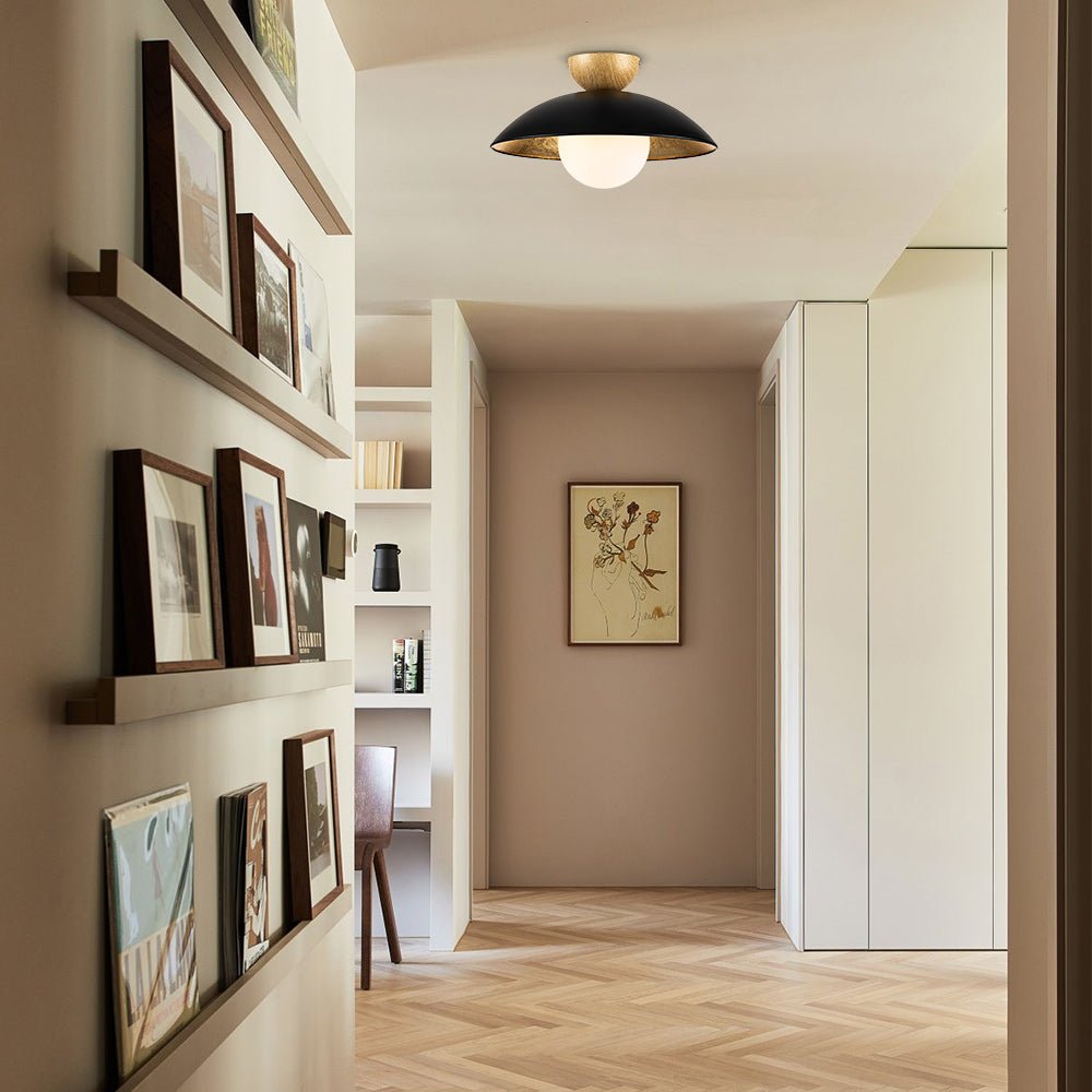 Montaje semi empotrado de 1 luz, estilo escandinavo, con pantalla de vidrio y detalle hoja de oro para techo.