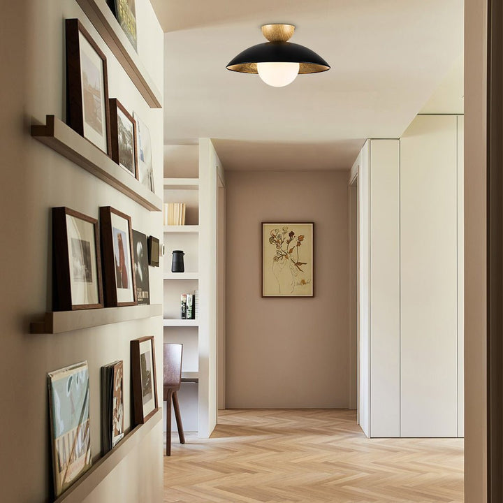 Montaje semi empotrado de 1 luz, estilo escandinavo, con pantalla de vidrio y detalle hoja de oro para techo.