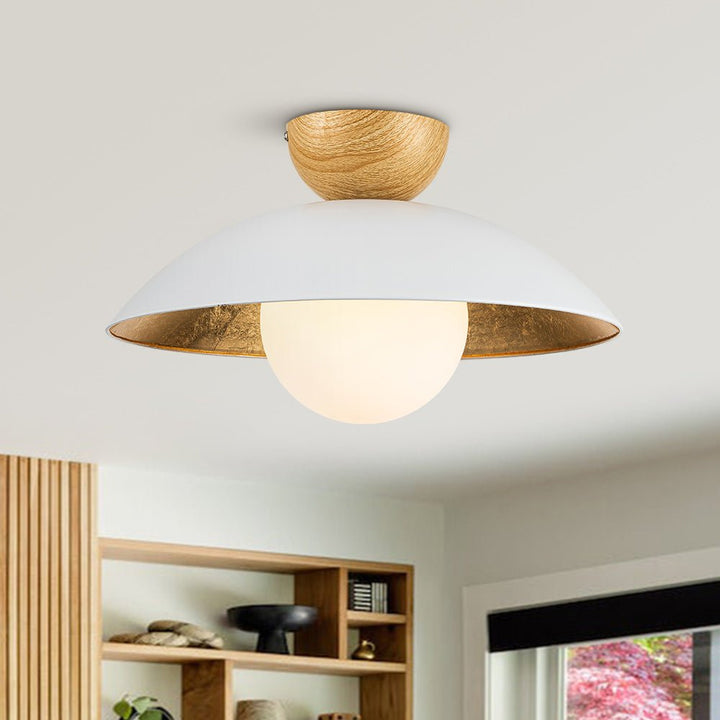 Lámpara de techo escandinava moderna con base en hoja de oro y cúpula de vidrio. Iluminación interior.