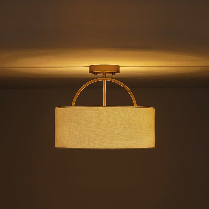 Detalle del tejido de lino en lámpara de techo estilo tambor, dos luces, semi empotrada.
