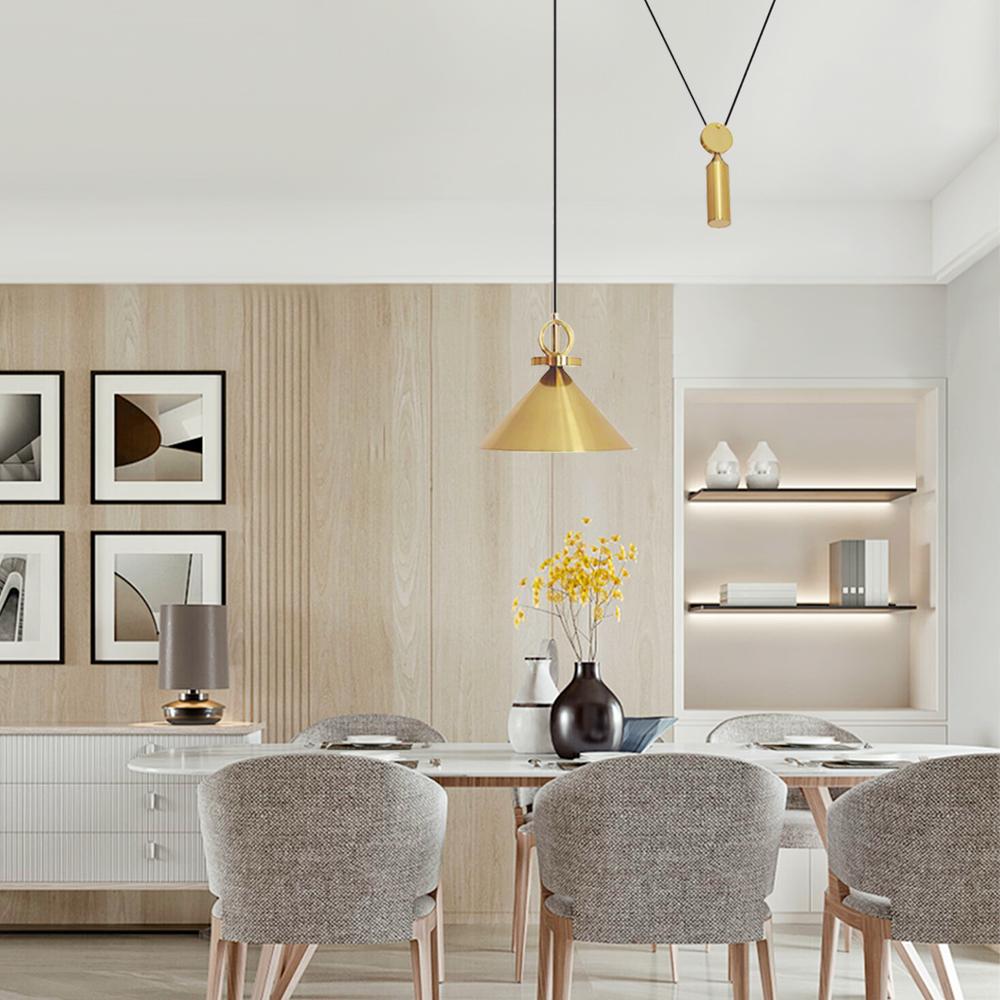 Lámpara colgante de polea moderna con altura ajustable y acabado dorado. Iluminación contemporánea para el hogar.