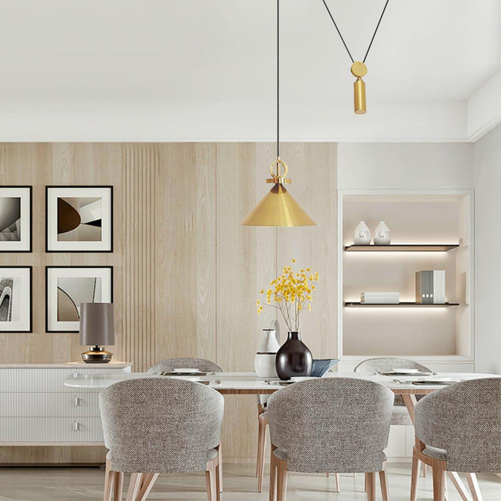 Lámpara colgante de polea moderna con altura ajustable y acabado dorado. Iluminación contemporánea para el hogar.