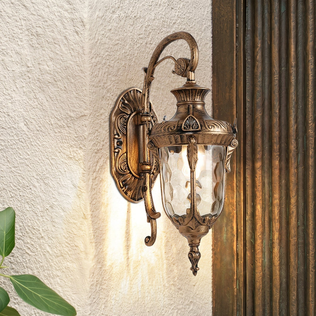 Lámpara de pared exterior tradicional con vidrio martillado para iluminación de jardín y terraza.