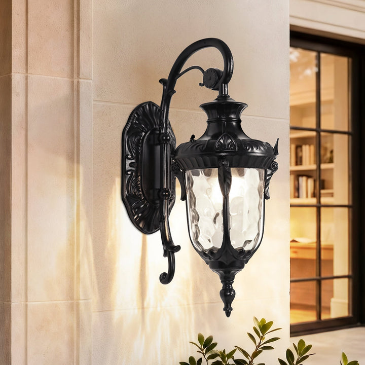 Farol vintage negro resistente a la intemperie, aplique de pared exterior para un ambiente clásico.