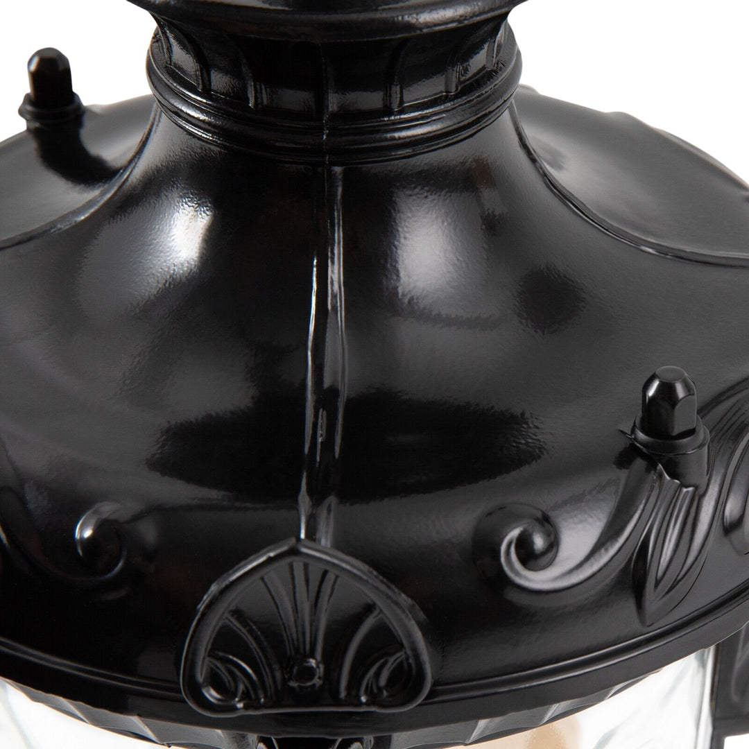 Lámpara de pared exterior versátil, estilo farol vintage, disponible en negro y bronce para tu jardín.