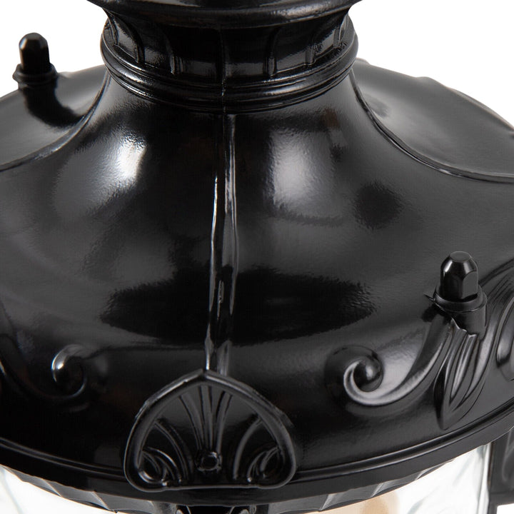 Lámpara de pared exterior versátil, estilo farol vintage, disponible en negro y bronce para tu jardín.
