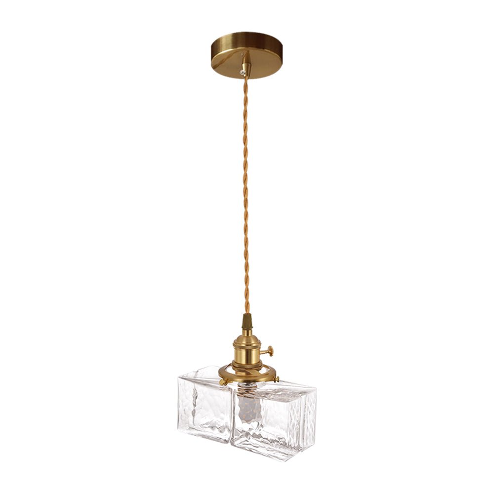 Iluminación ambiente con lámpara colgante de vidrio martillado. Estilo vintage cuadrado.