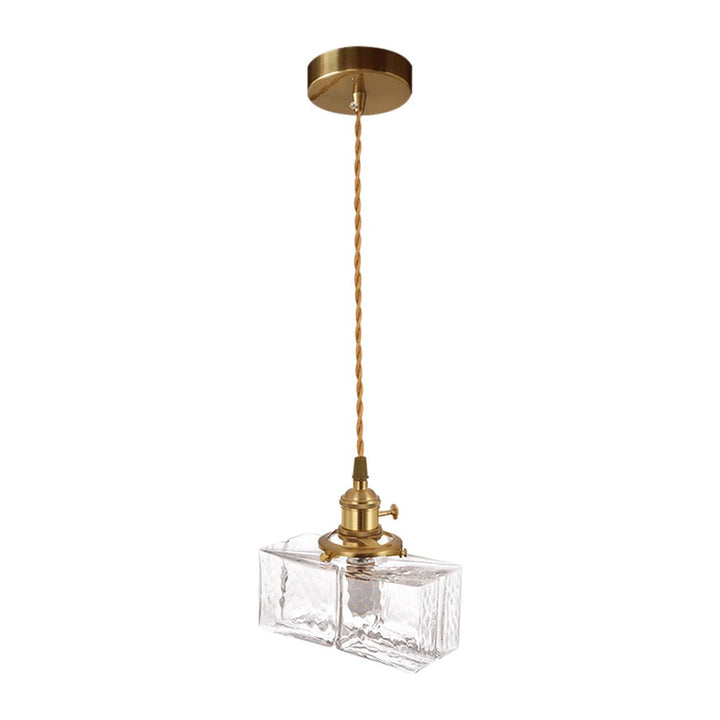 Iluminación ambiente con lámpara colgante de vidrio martillado. Estilo vintage cuadrado.