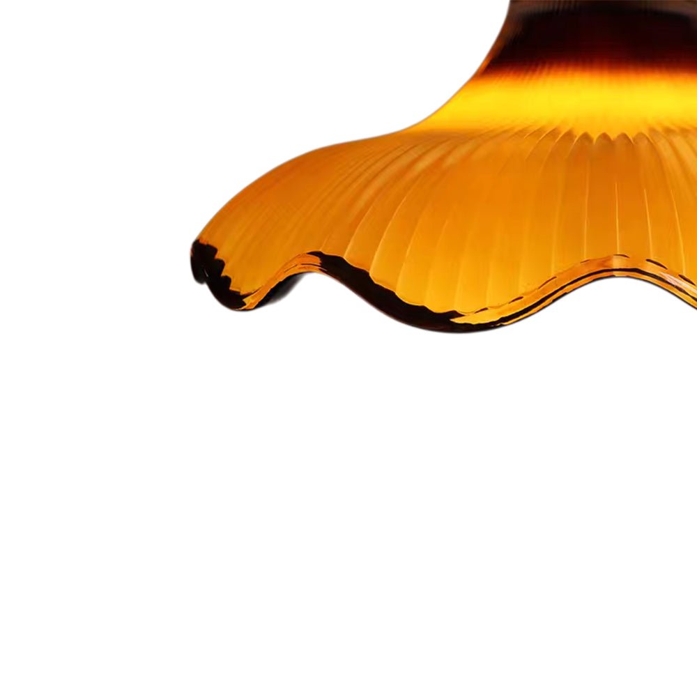 Flor amarilla colgante estriada, estilo vintage. Lámpara decorativa de techo para un ambiente único y cálido.