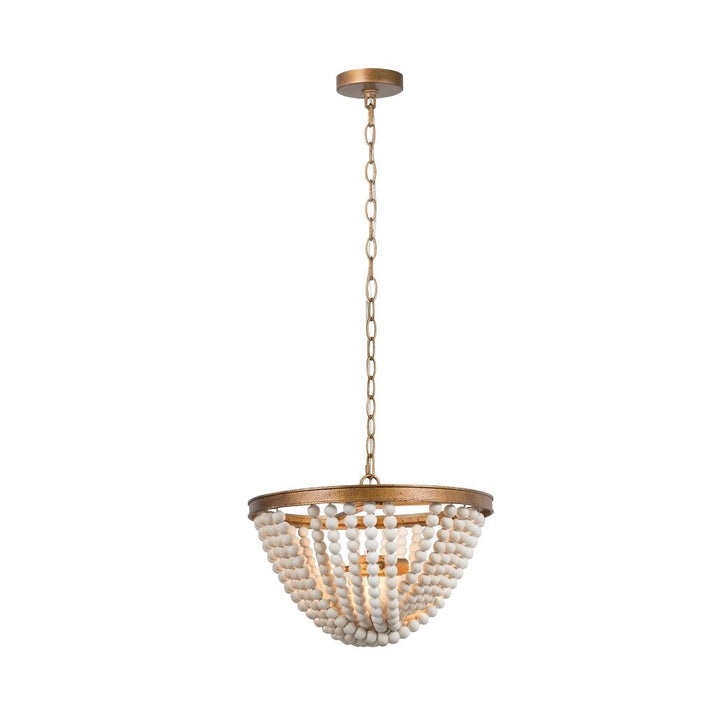 Detalle del candelabro bohemio de madera con perlas, perfecto para ambientes vintage.