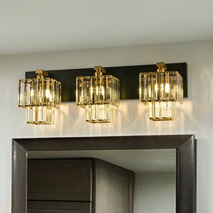 Aplique de baño vintage cuadrado de cristal con 3 luces doradas.