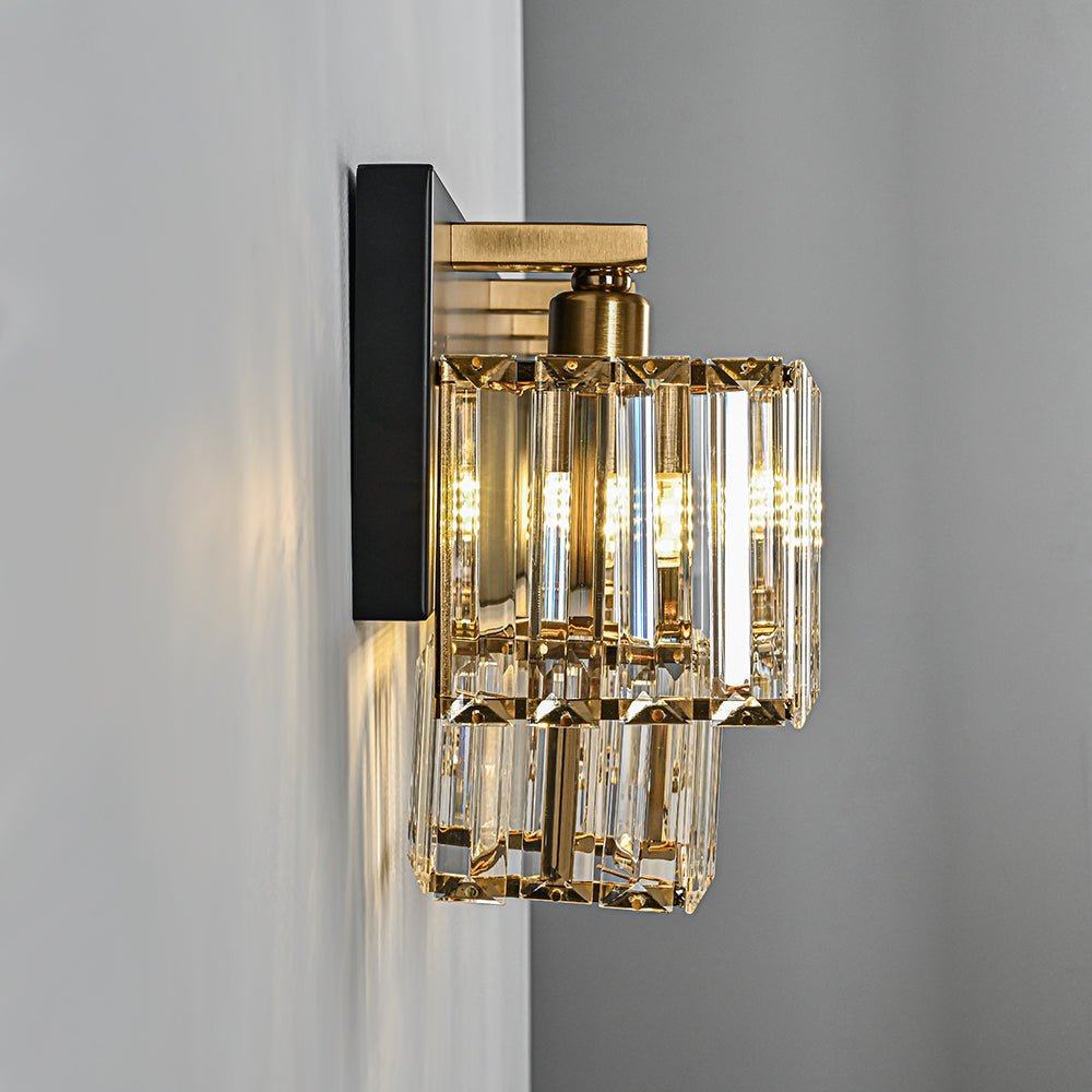 Lámpara de pared dorada con cristal, diseño cuadrado glam para baño chic.