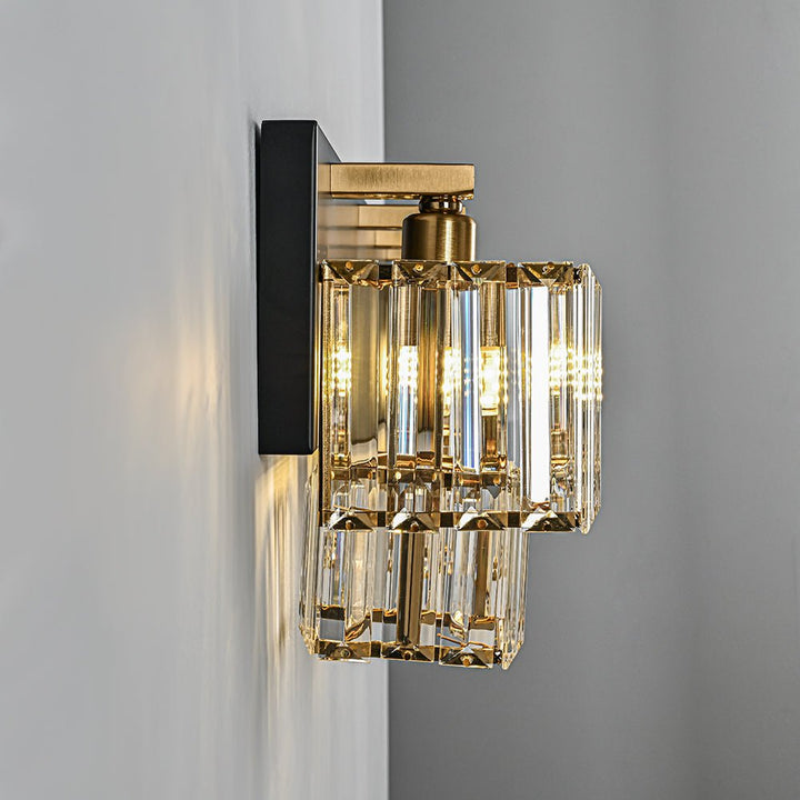 Lámpara de pared dorada con cristal, diseño cuadrado glam para baño chic.