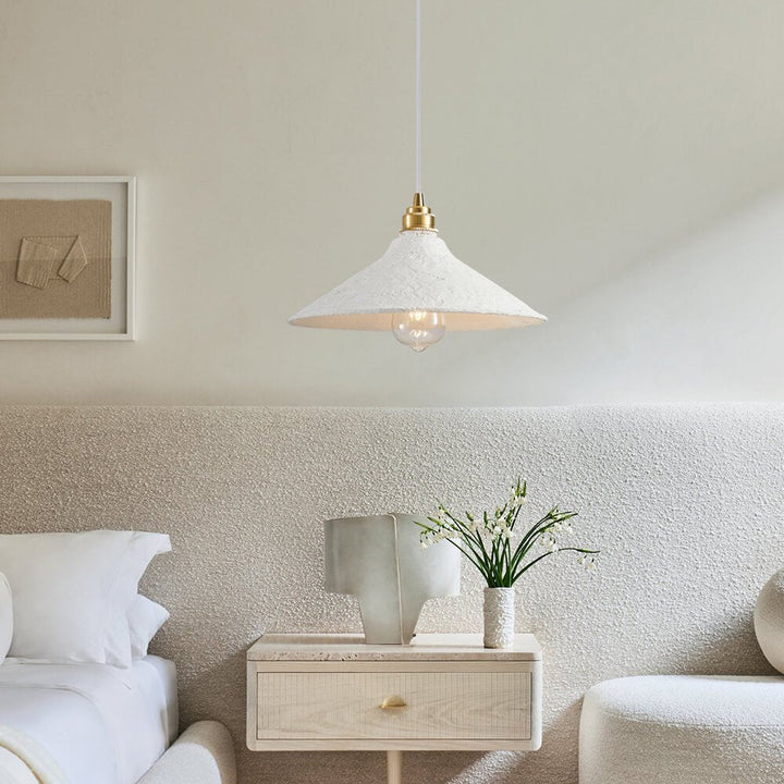 Lámpara colgante de cerámica artesanal, acabado nórdico rústico, ideal para iluminación de ambientes.