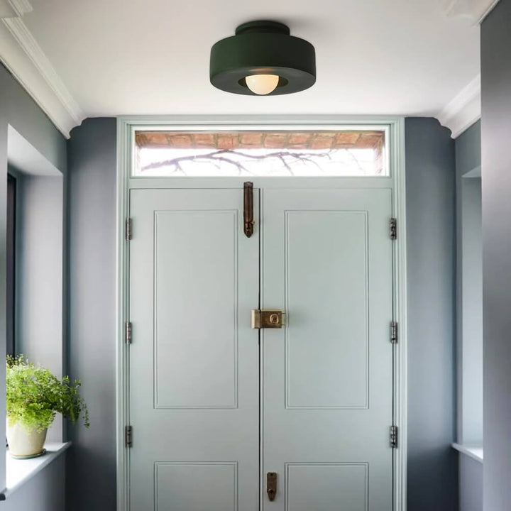 Elegante lámpara de techo wabi sabi de resina. Diseño cilíndrico minimalista, luz suave.