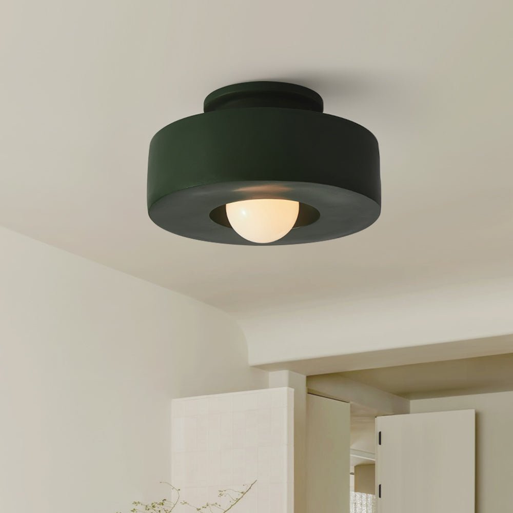 Ambiente zen con lámpara de techo wabi sabi. Diseño cilíndrico de resina, iluminación cálida.