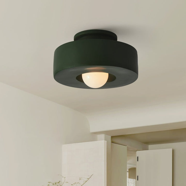 Ambiente zen con lámpara de techo wabi sabi. Diseño cilíndrico de resina, iluminación cálida.