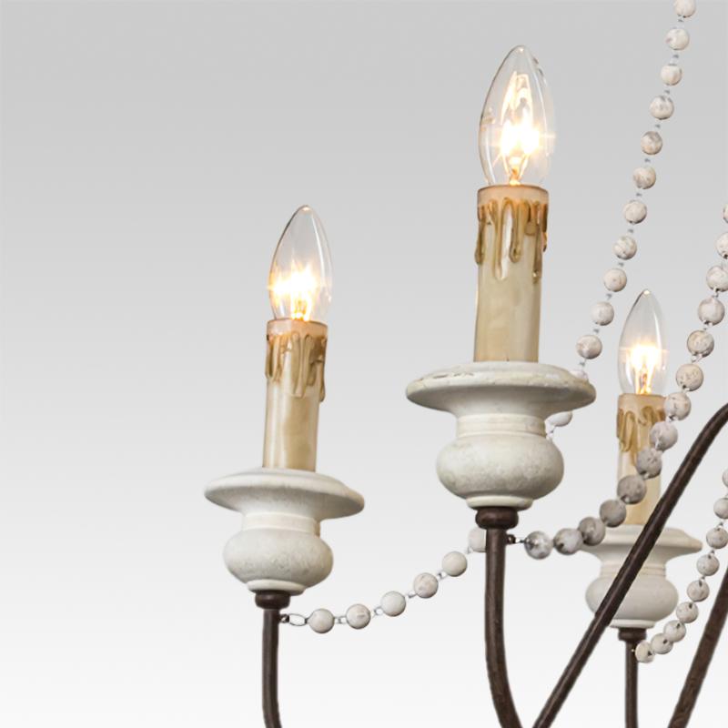 Iluminación de techo vintage: Candelabro de madera rústica con soportes para velas.