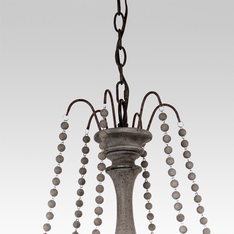 Candelabro de velas de madera con diseño vintage, color gris/blanco, para ambientes rústicos.