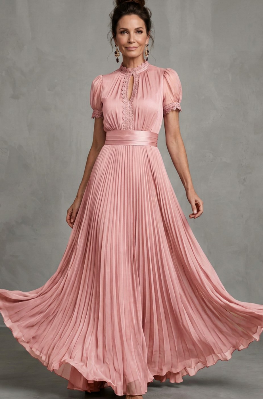 Vestido largo plisado de mujer con escote halter y mangas abullonadas, ideal para fiesta o evento elegante.