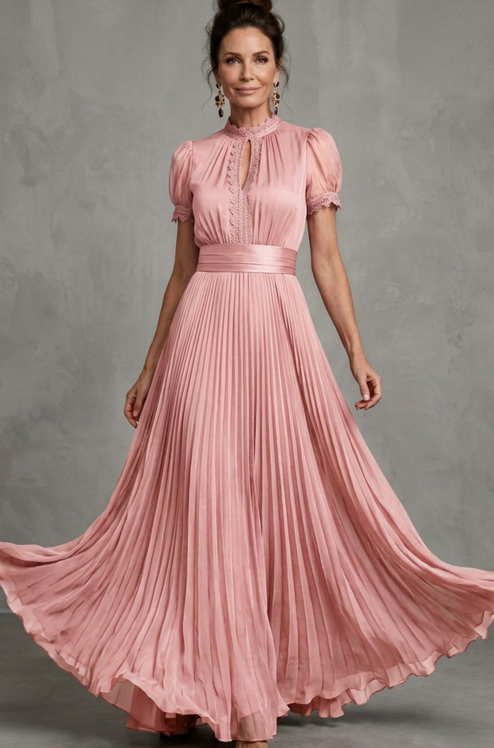 Vestido largo plisado de mujer con escote halter y mangas abullonadas, ideal para fiesta o evento elegante.