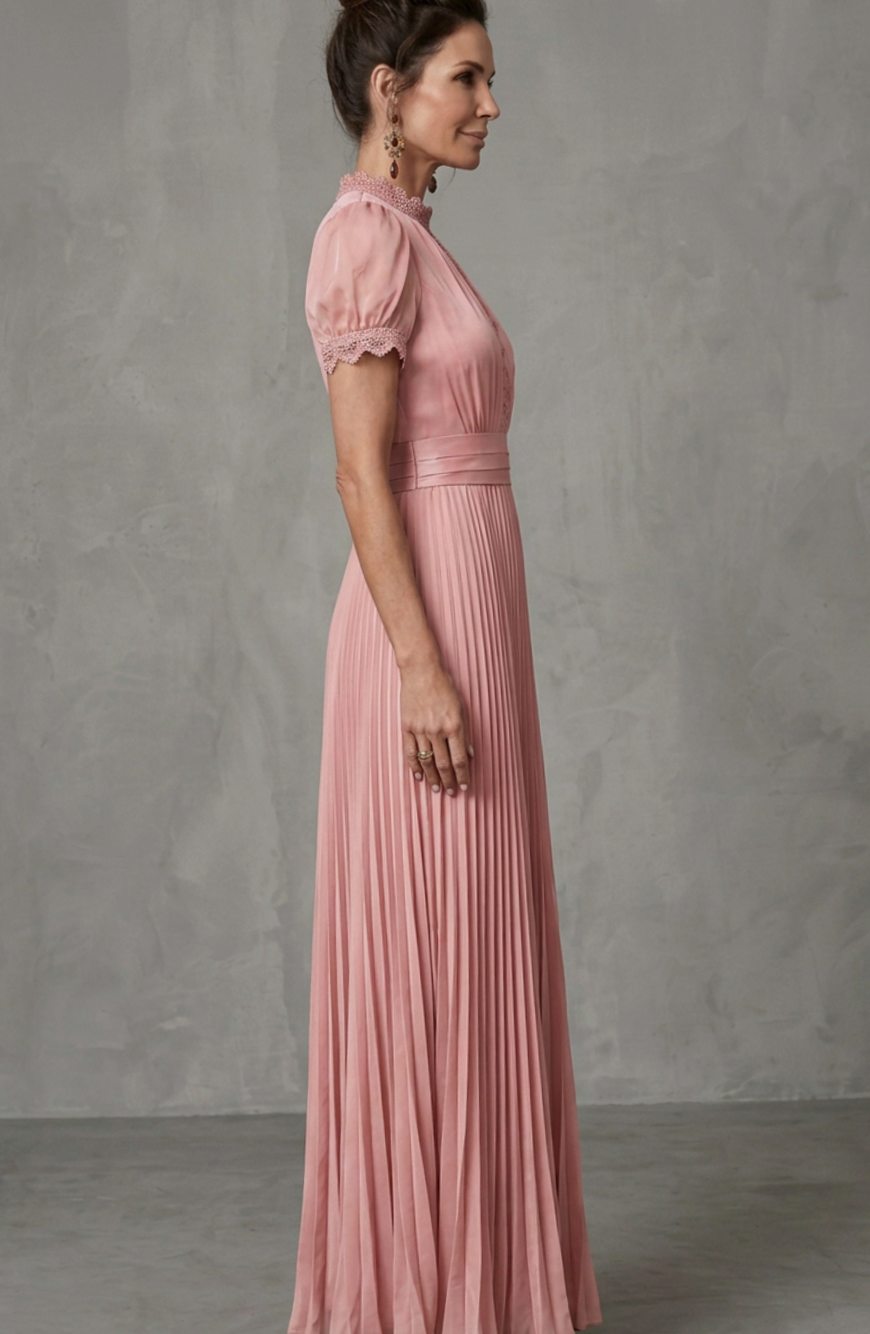 Elegante vestido de gala plisado para mujer con escote halter y mangas abullonadas, perfecto para invitada de boda.