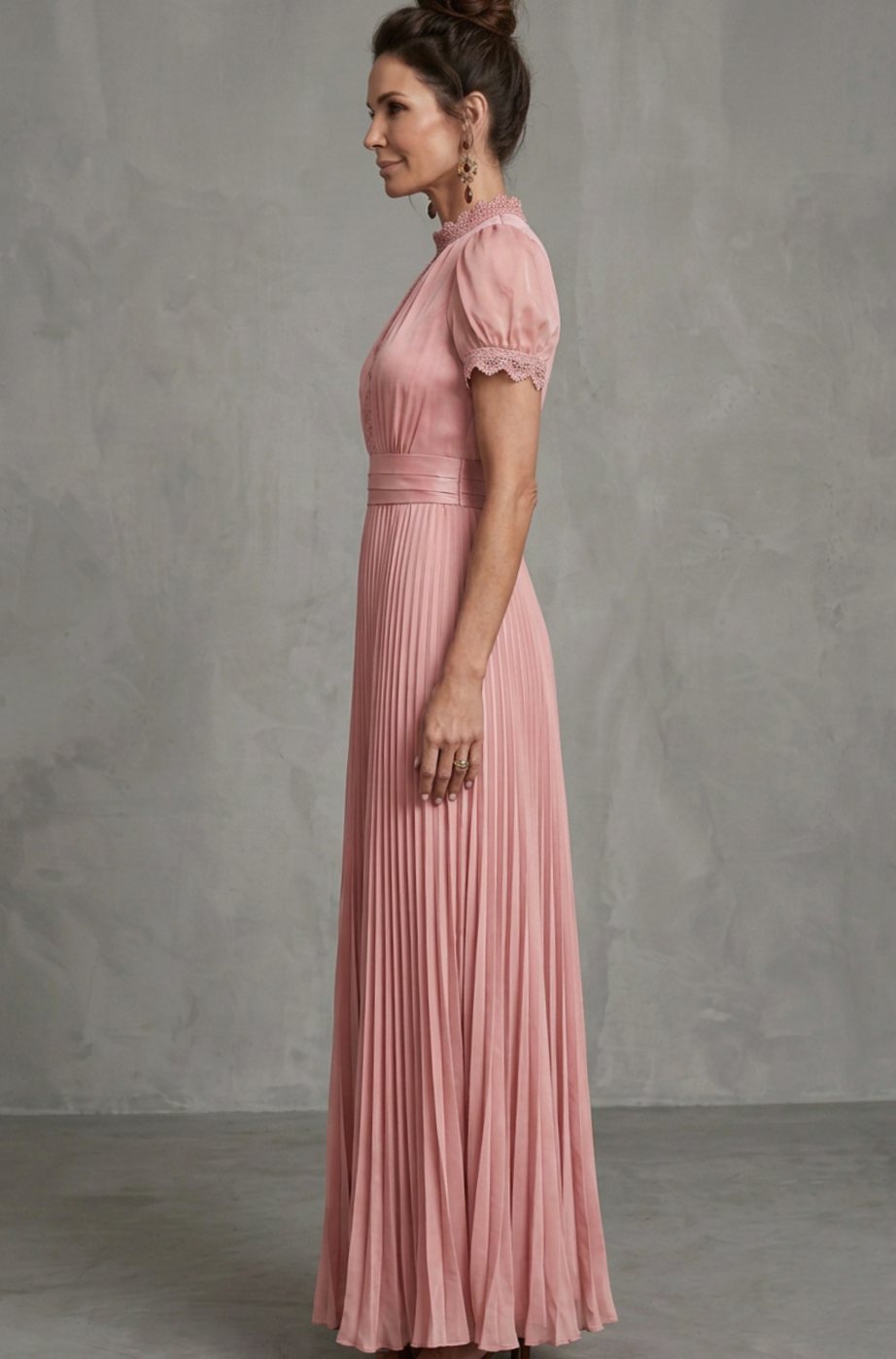Vestido largo de mujer plisado con escote halter y mangas abullonadas. Diseño sofisticado para eventos especiales.