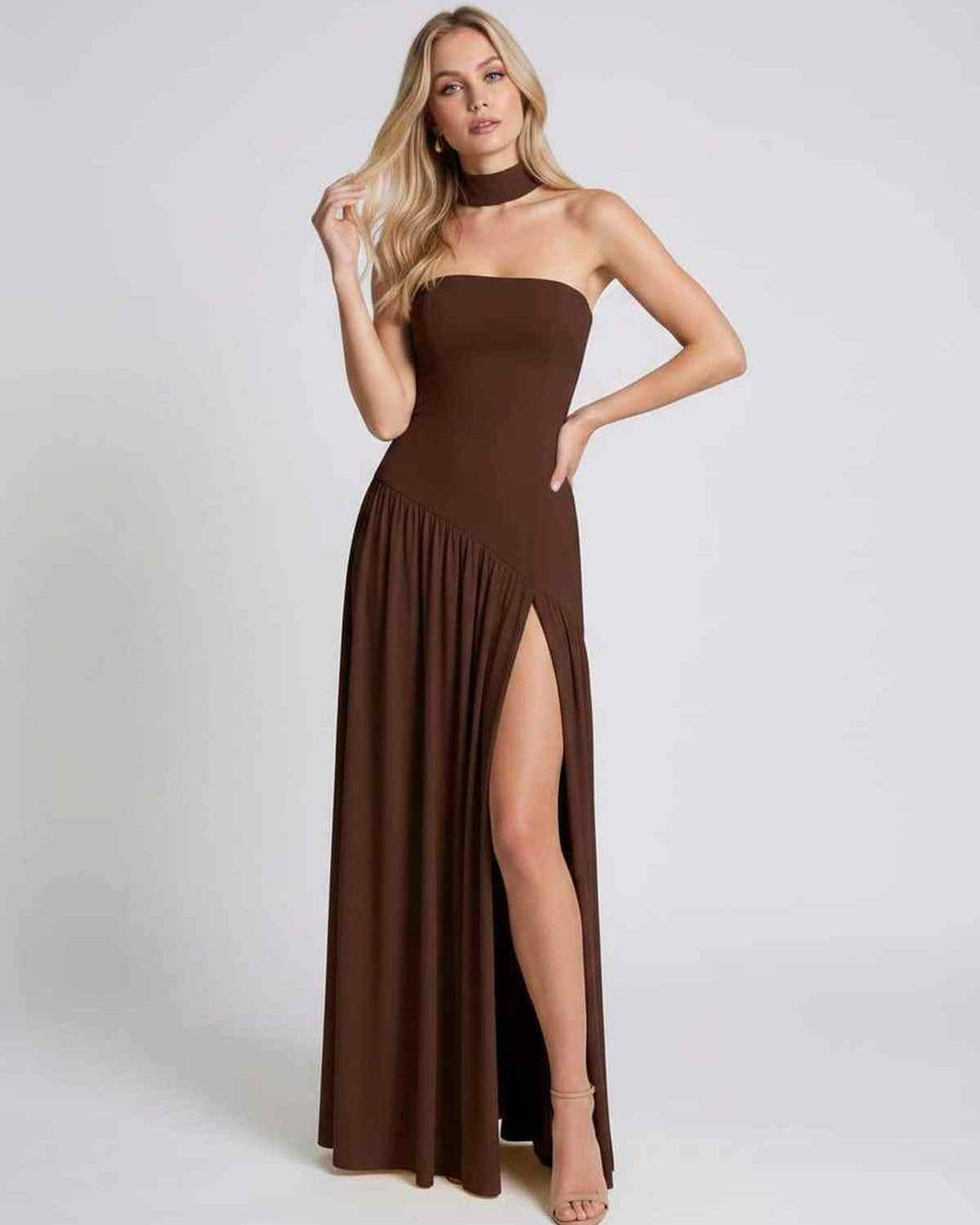 Moda de verano: vestido largo sin tirantes para mujer. Elegante, con abertura alta, para fiestas y cócteles.