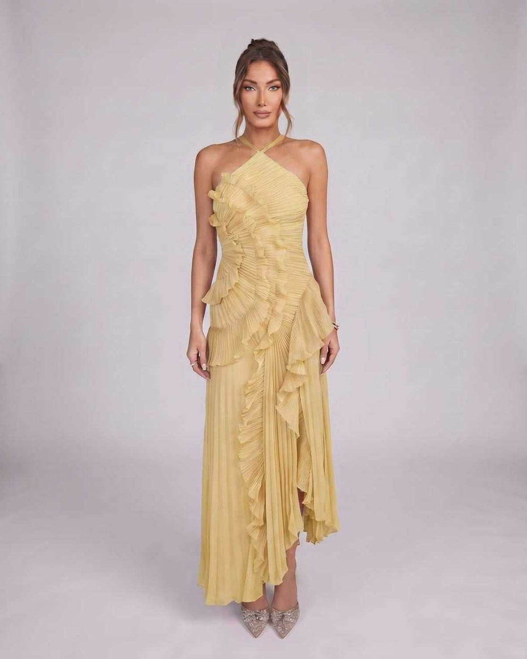 Vestido maxi de mujer con silueta asimétrica y fluida, cuello halter, ideal para verano.