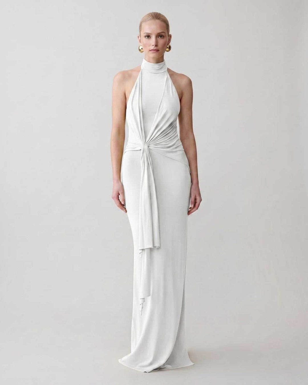 Vestido largo de fiesta, cuello halter, silueta columna, moda femenina elegante.