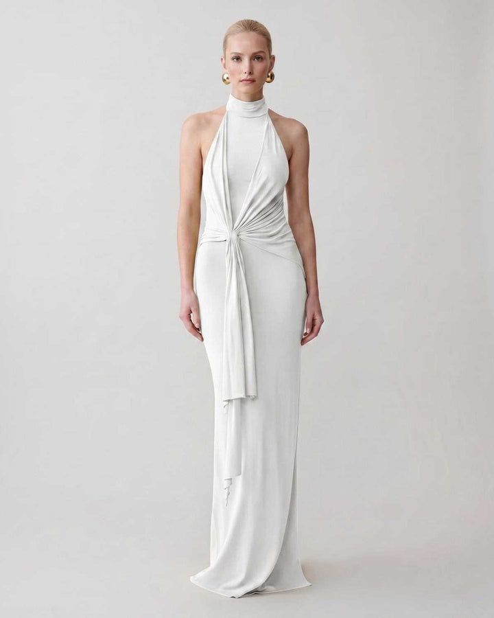 Vestido largo de fiesta, cuello halter, silueta columna, moda femenina elegante.