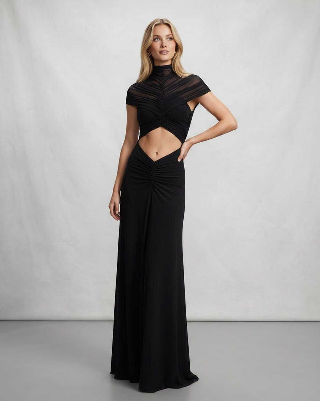 Elegante vestido maxi con cuello alto y un distintivo corte en la cintura, ideal para fiestas y ocasiones.