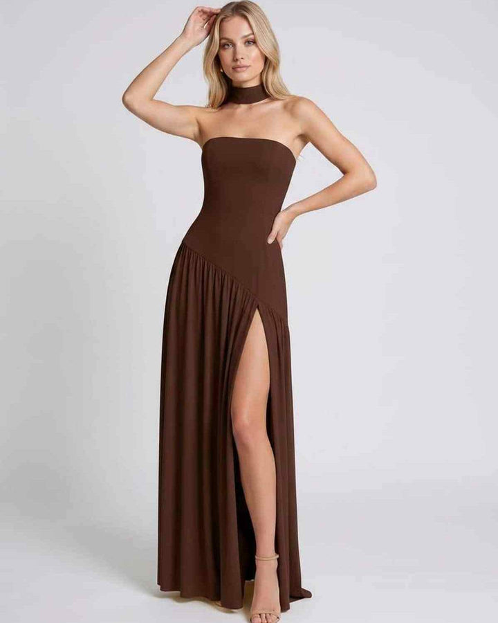 Vestido maxi asimétrico sin tirantes, elegante y moderno. Perfecto para eventos de gala y fiestas chic.