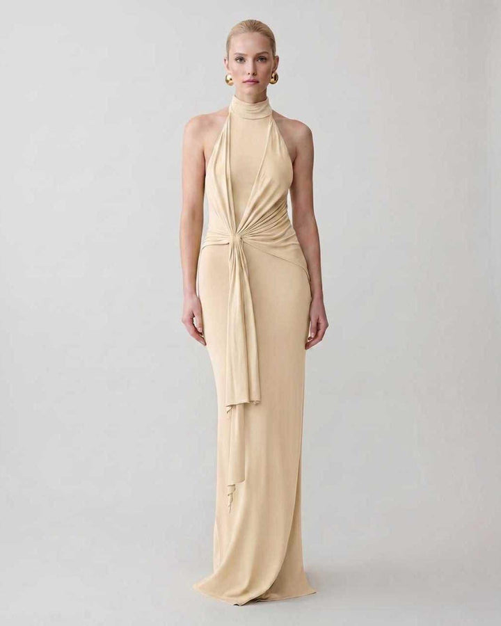 Vestido de noche cuello halter para mujer, silueta estilizada, perfecto para ocasiones especiales.